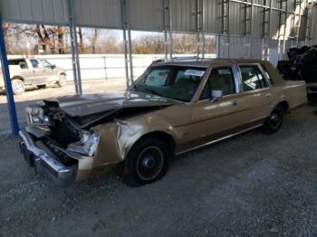  Salvage Lincoln Towncar