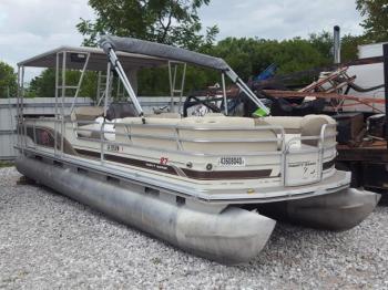  Salvage Sun Tracker Boat