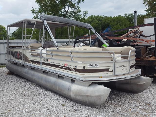  Salvage Sun Tracker Boat