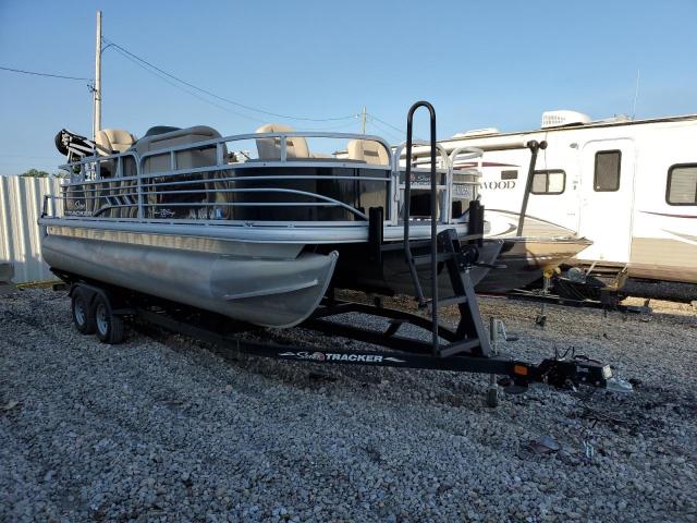  Salvage Sun Tracker Boat
