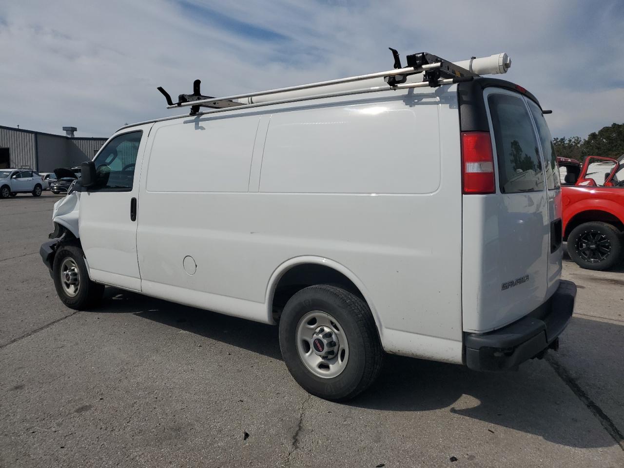 GMC Savana G2500 Image 13