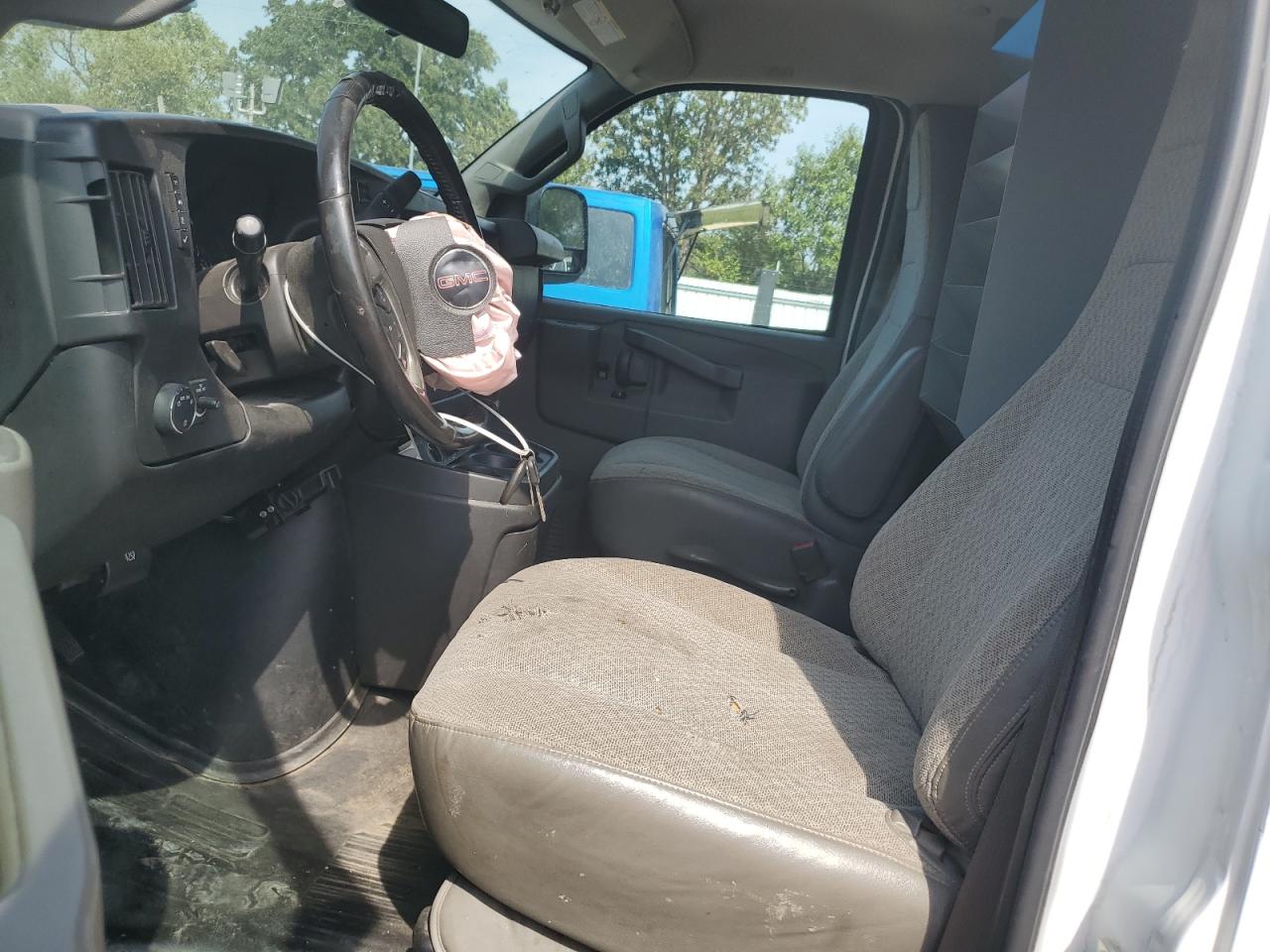 GMC Savana G2500 Image 12