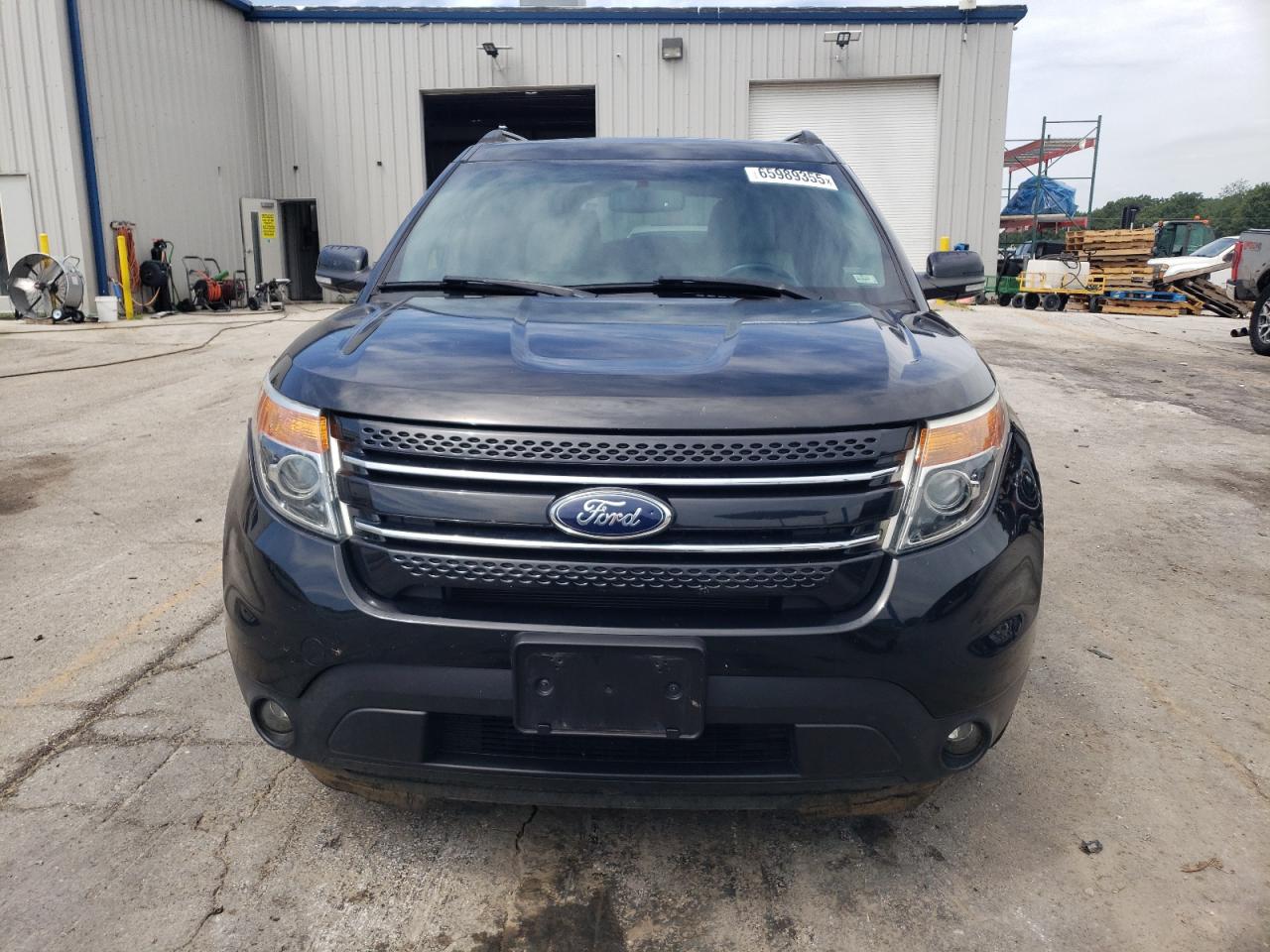Ford Explorer Limited Image 2