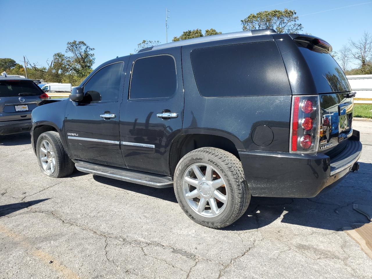 GMC Yukon Denali Image 12