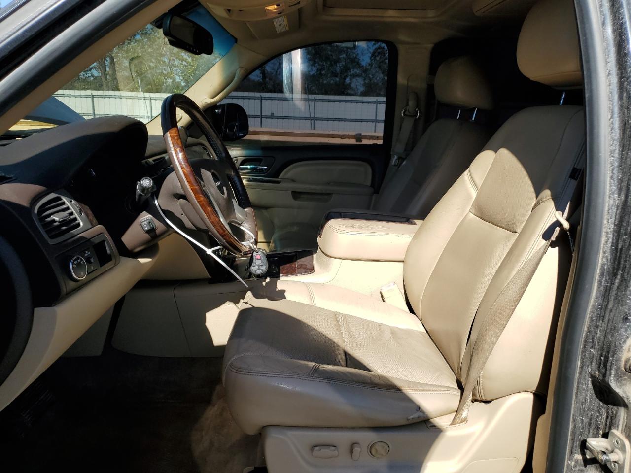 GMC Yukon Denali Image 10