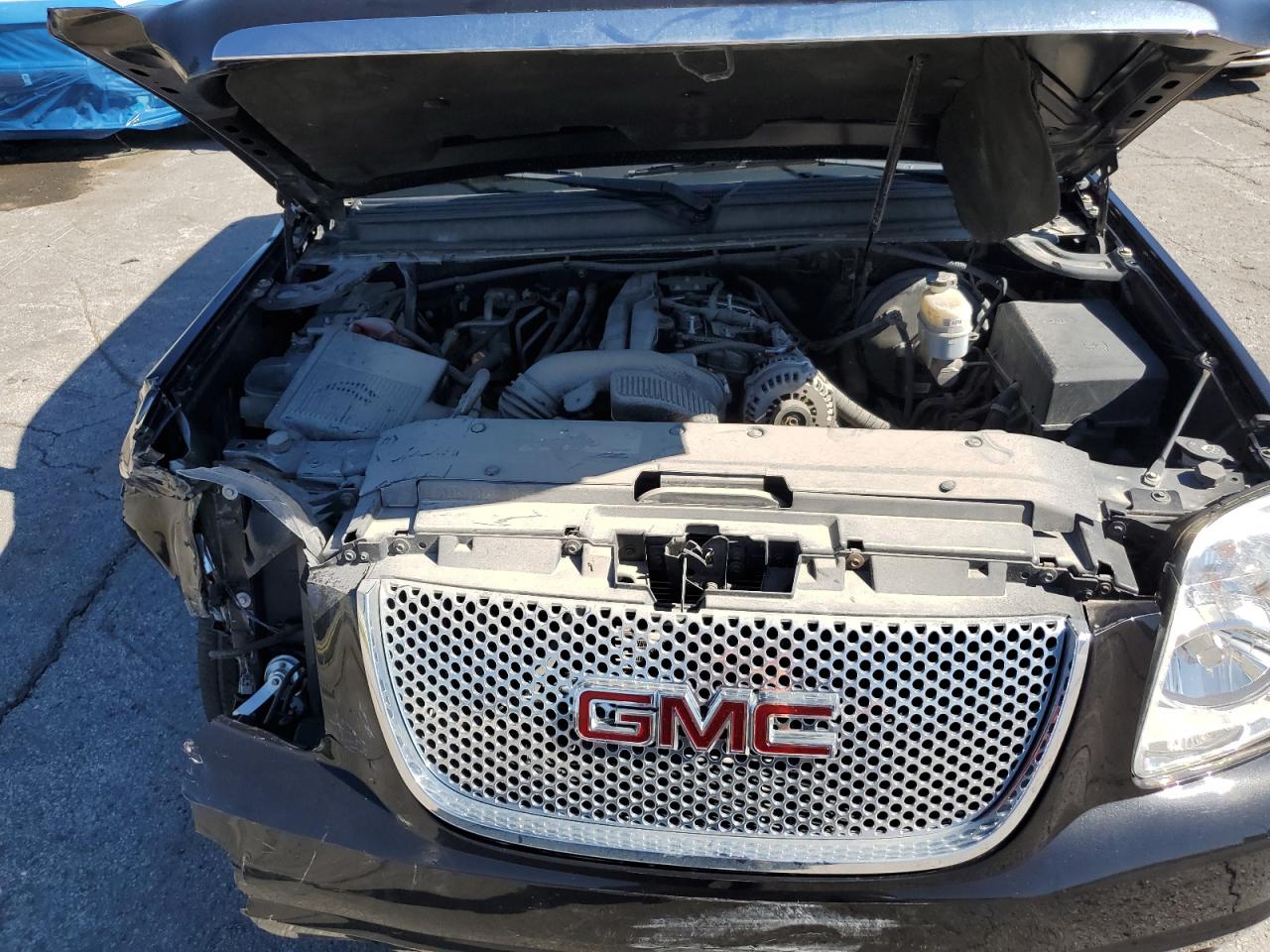 GMC Yukon Denali Image 7