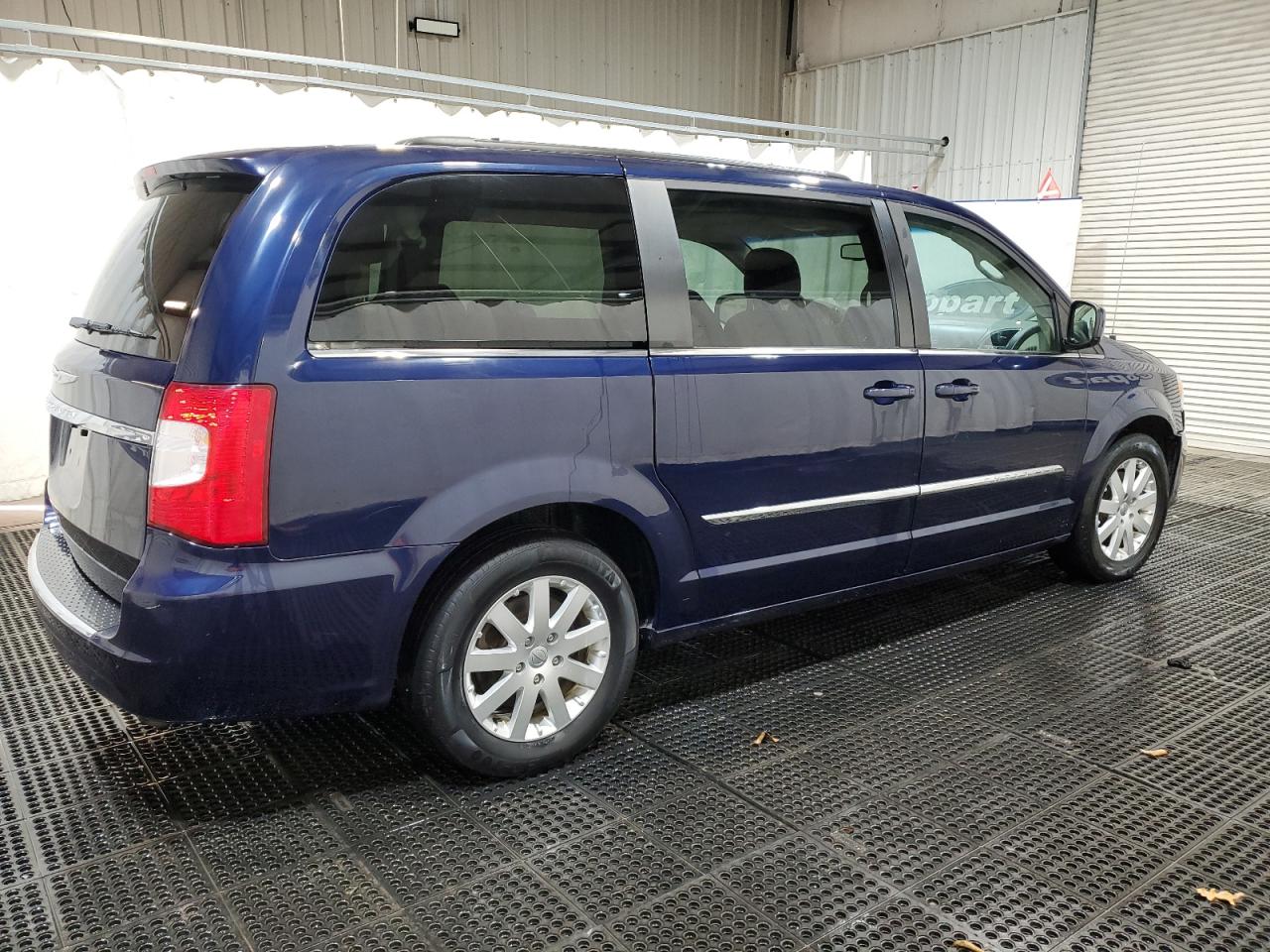 Chrysler Minivan Touring Image 4