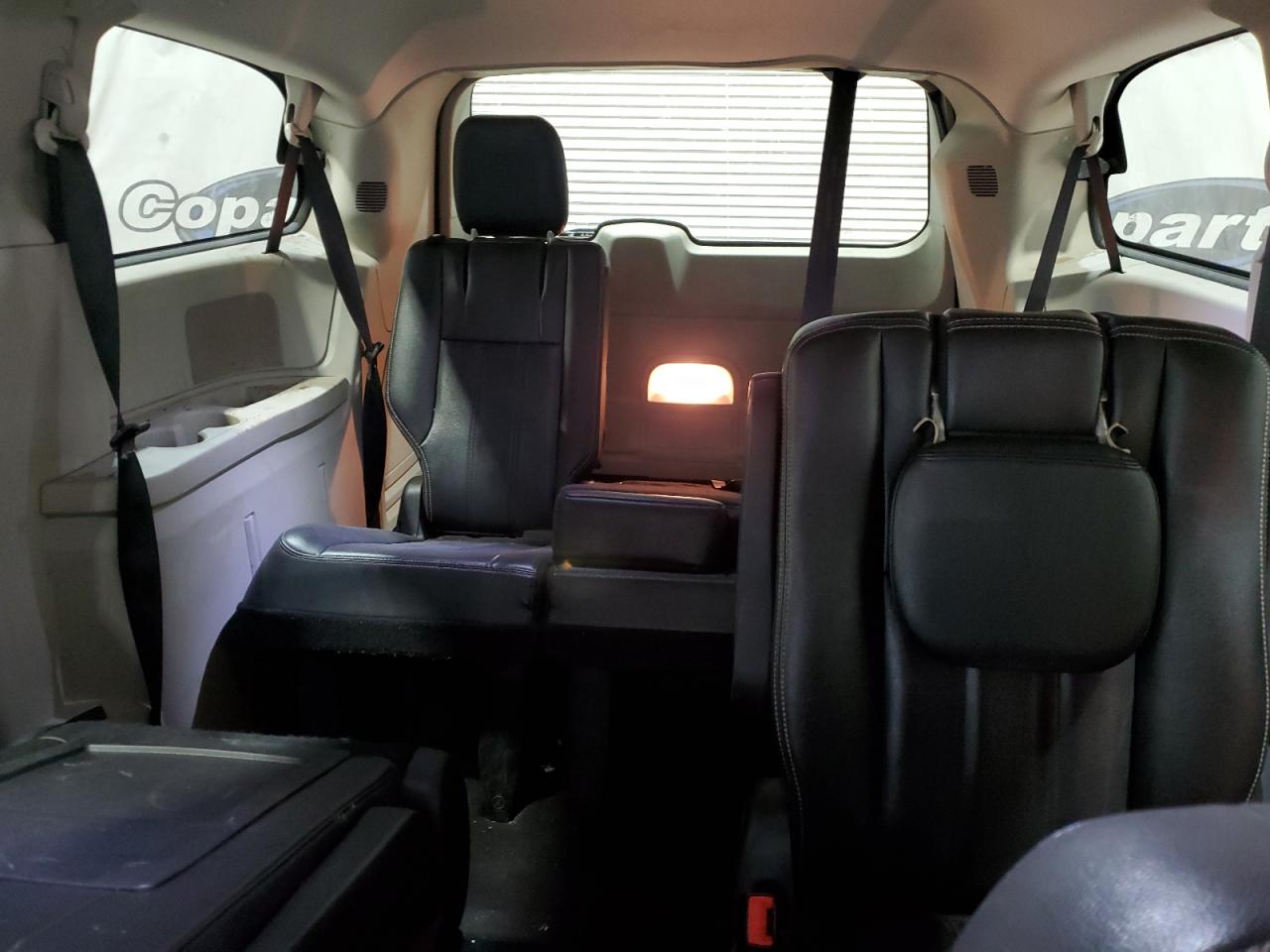 Chrysler Minivan Touring Image 9