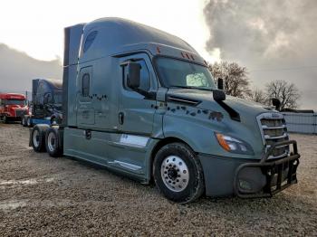  Salvage Freightliner Cascadia 1