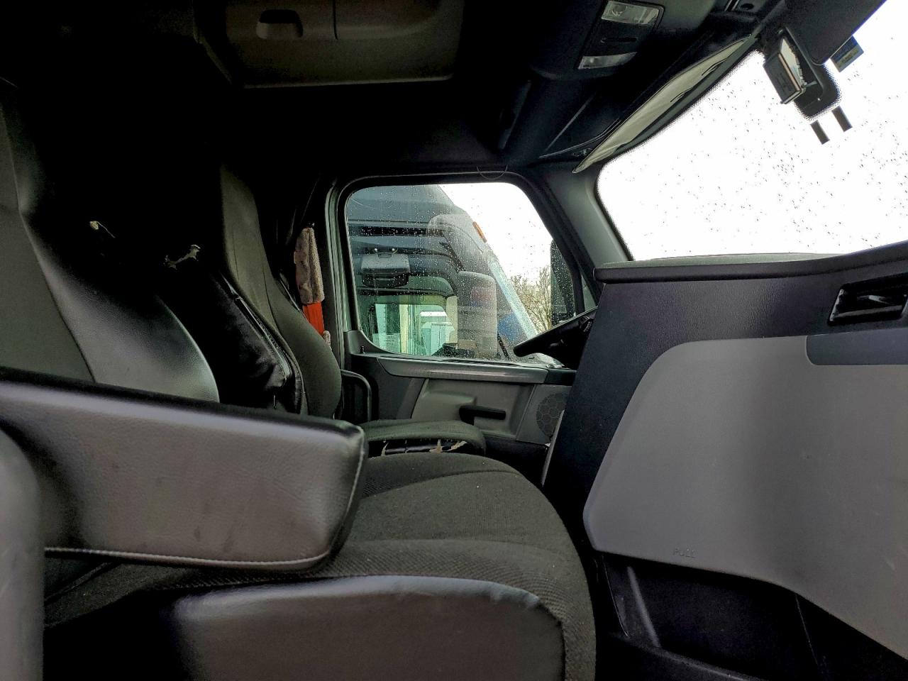 Freightliner Cascadia 1 Image 9