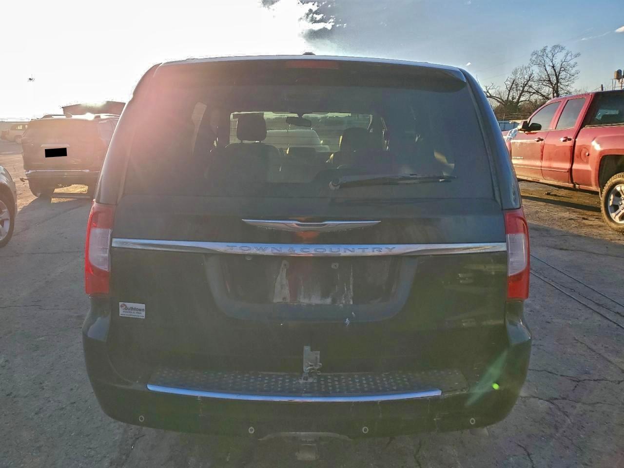 Chrysler Minivan Touring L Image 2