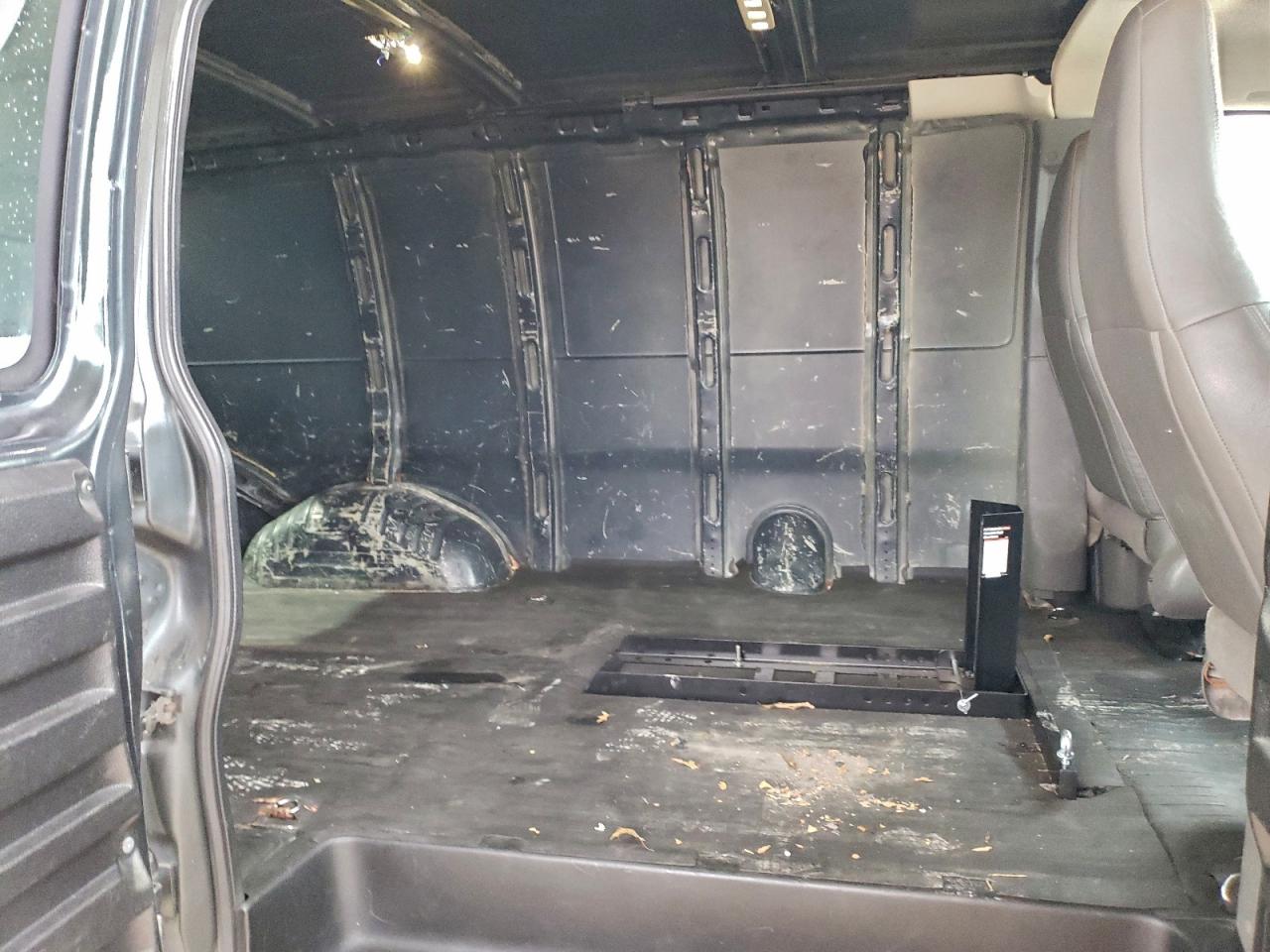 Chevrolet Express Image 9