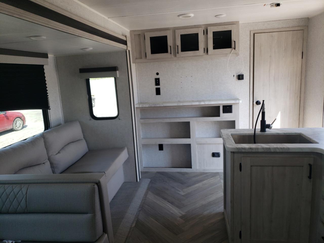 Forest River East West Image 6