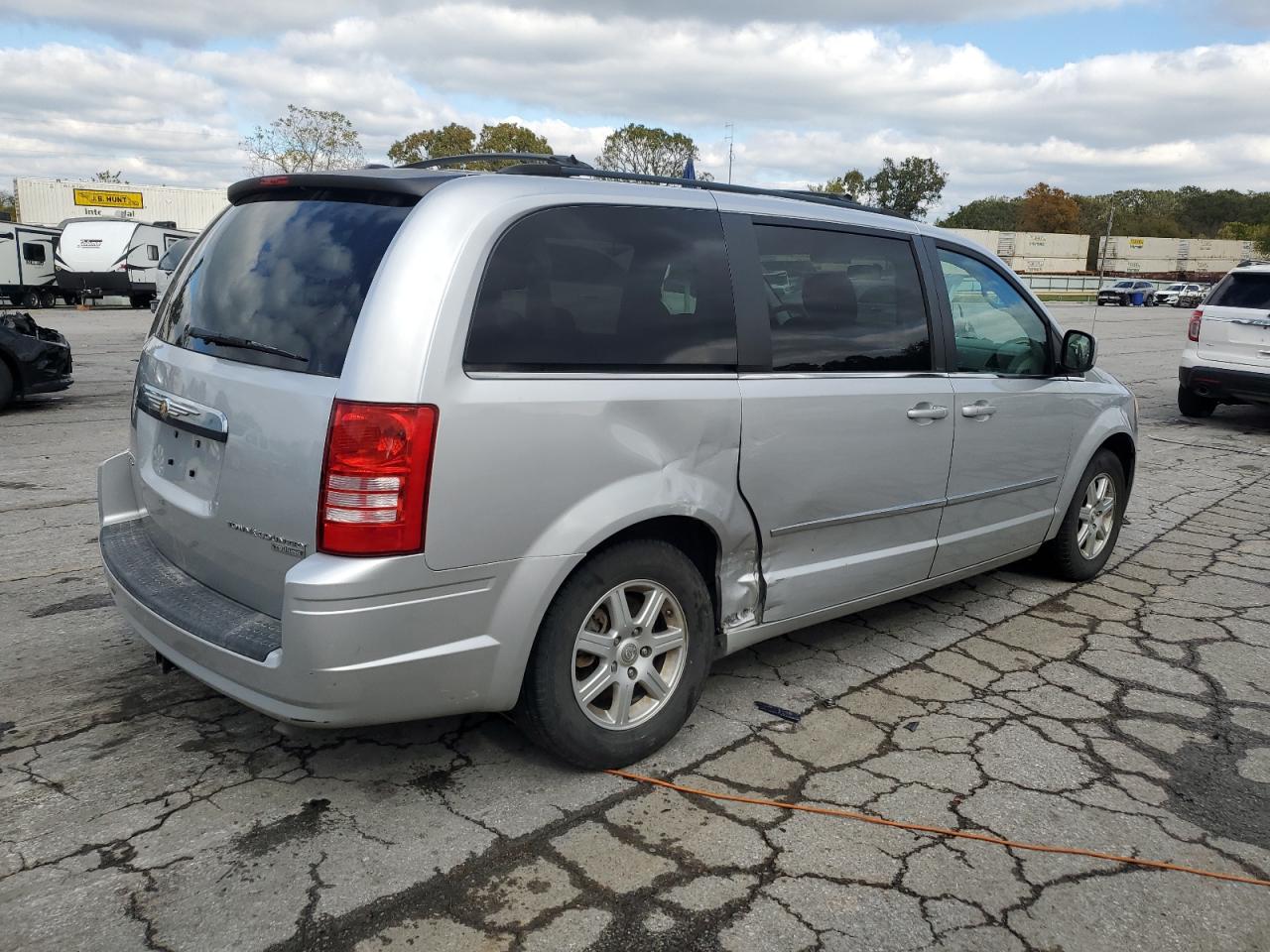 Chrysler Minivan Touring Image 4