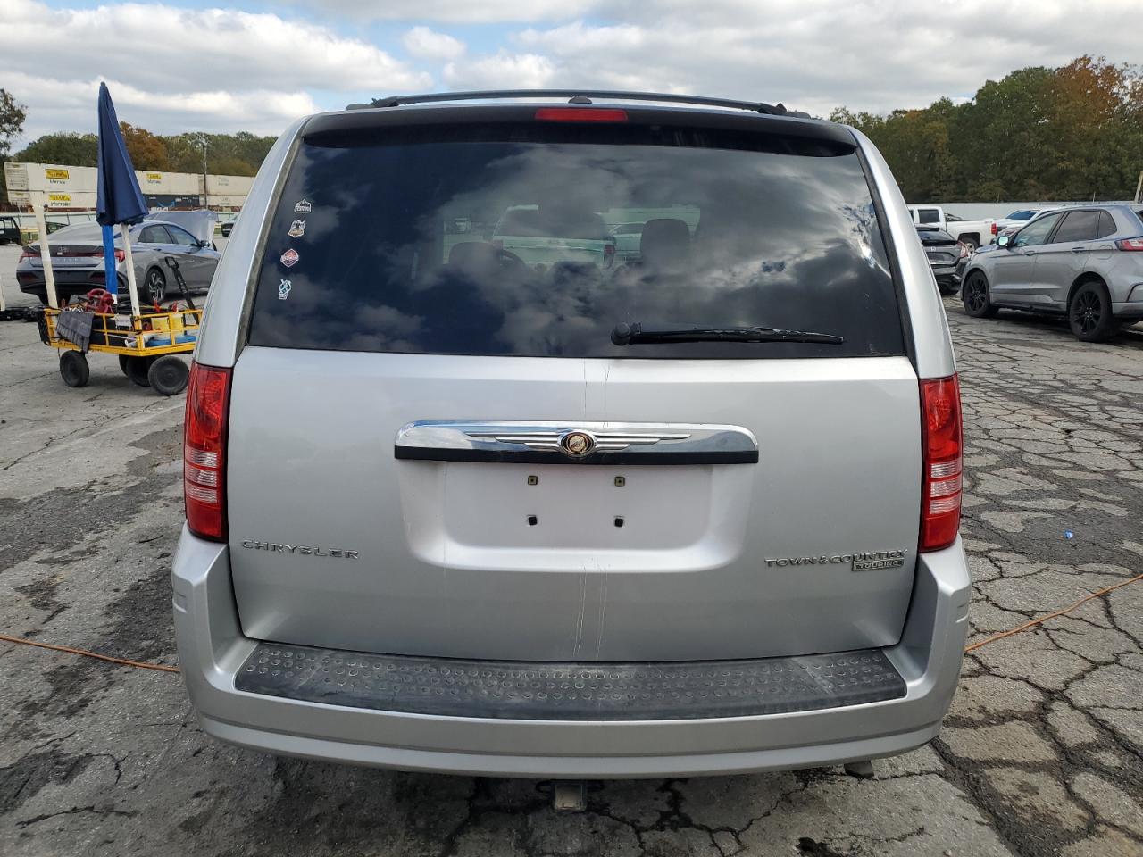 Chrysler Minivan Touring Image 13