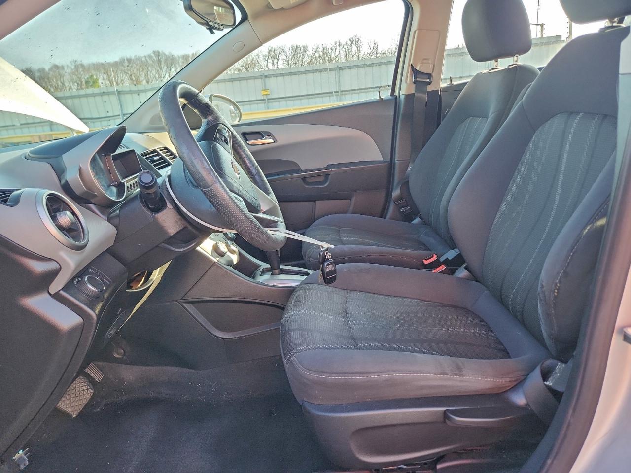 Chevrolet Sonic Lt Image 12