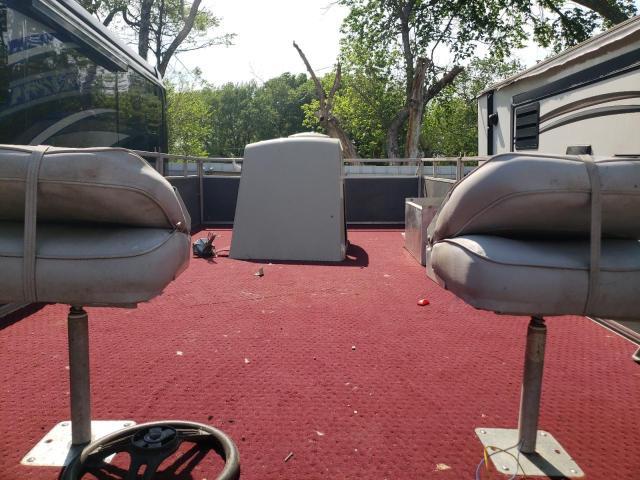 Sun Tracker Boat Image 9