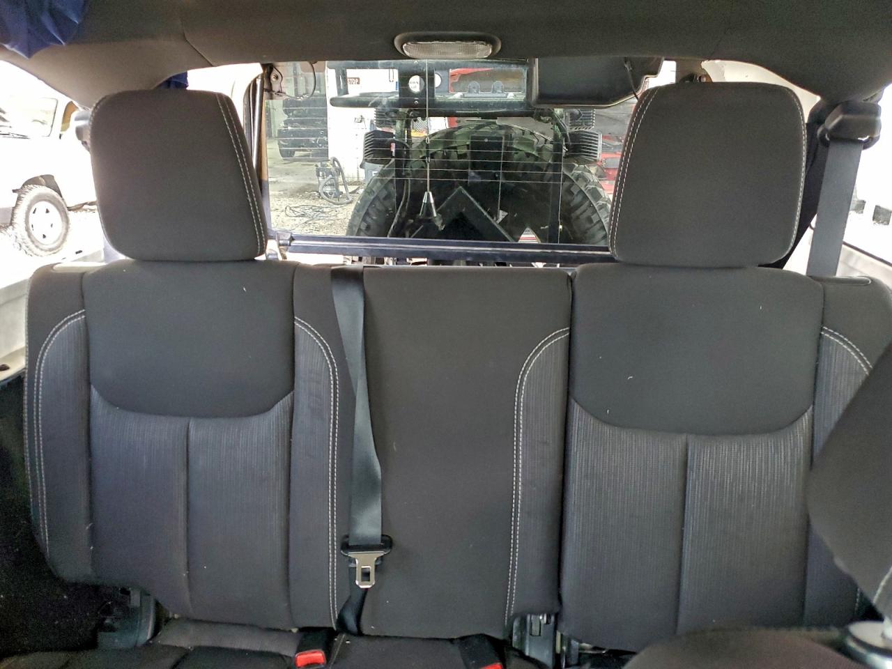 Jeep Wrangler Sahara Image 8