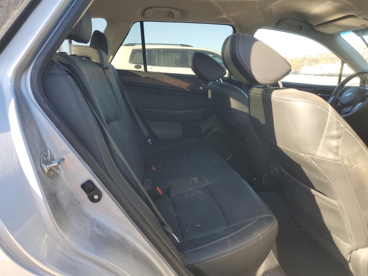 Subaru Outback 2.5i Limited Image 10