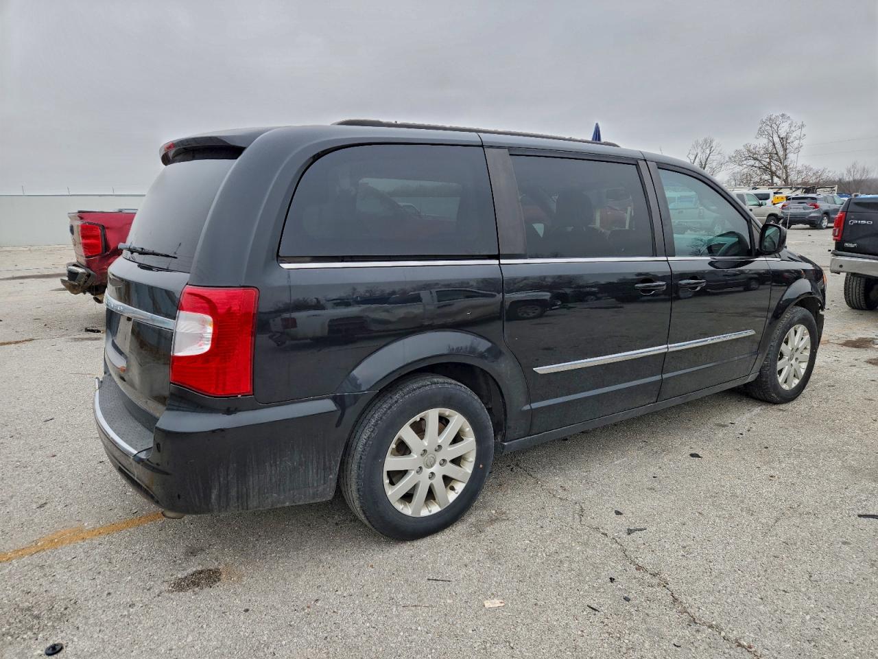 Chrysler Minivan Touring Image 7