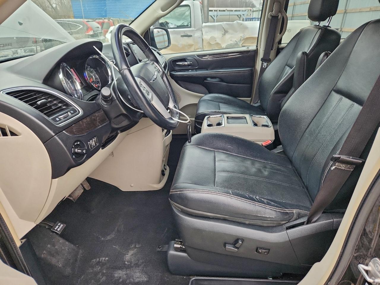 Chrysler Minivan Touring Image 11