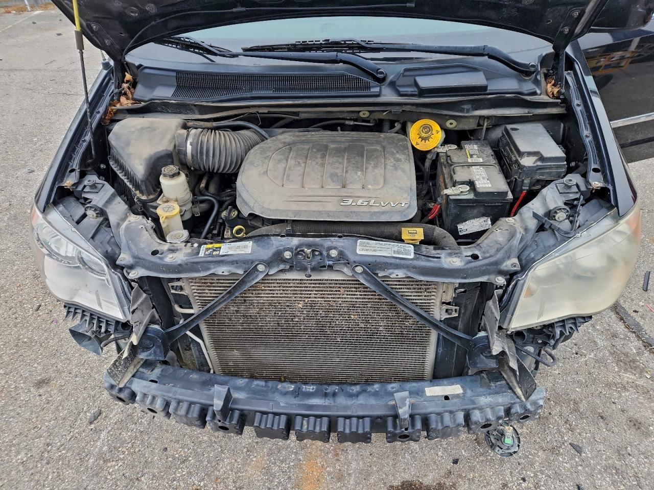 Chrysler Minivan Touring Image 2