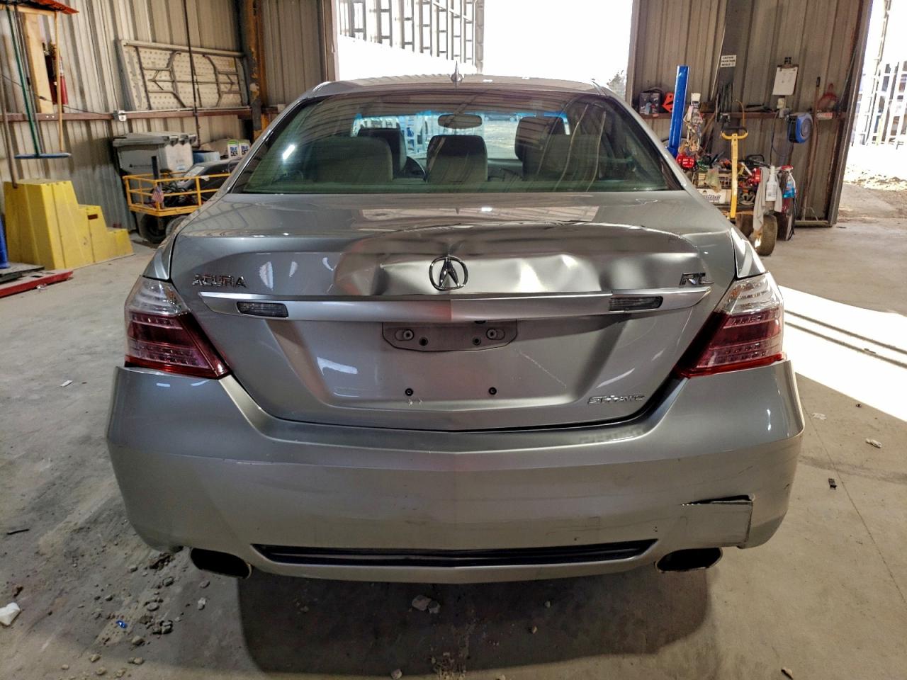 Acura RL Image 11