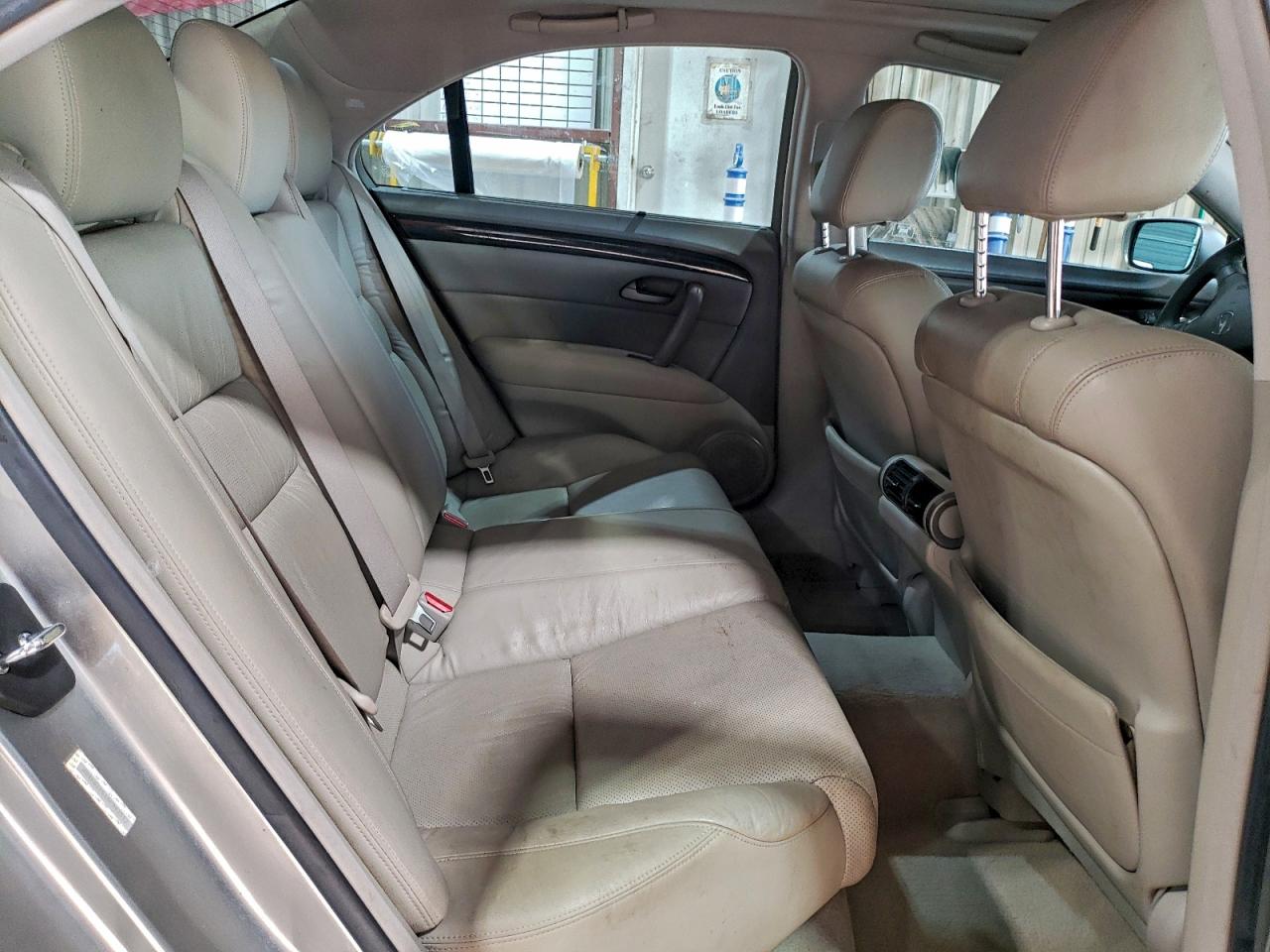 Acura RL Image 6