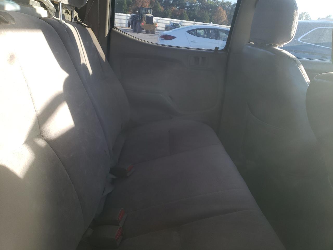 Toyota Tacoma Double Cab Image 12