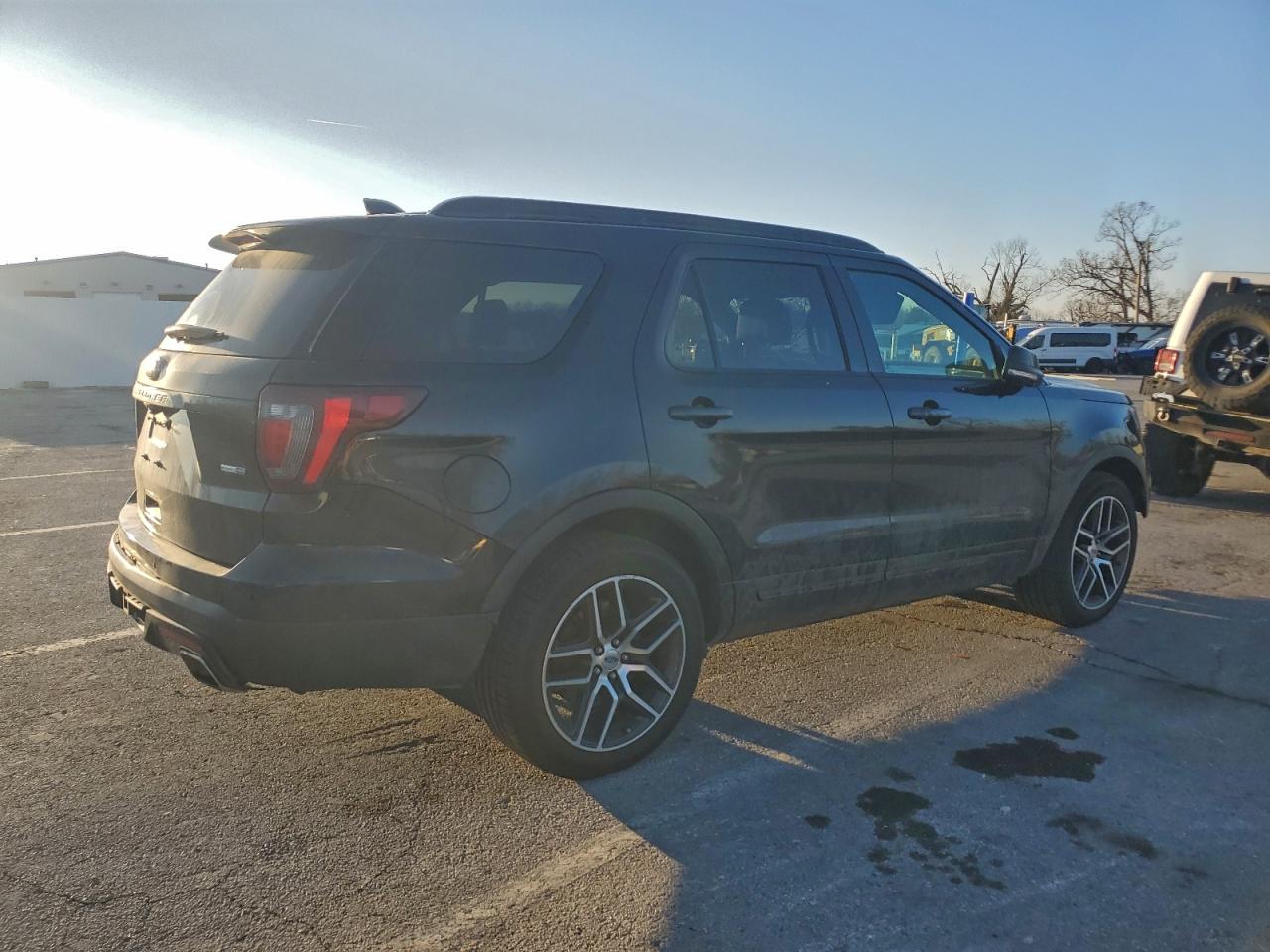 Ford Explorer Sport Image 2