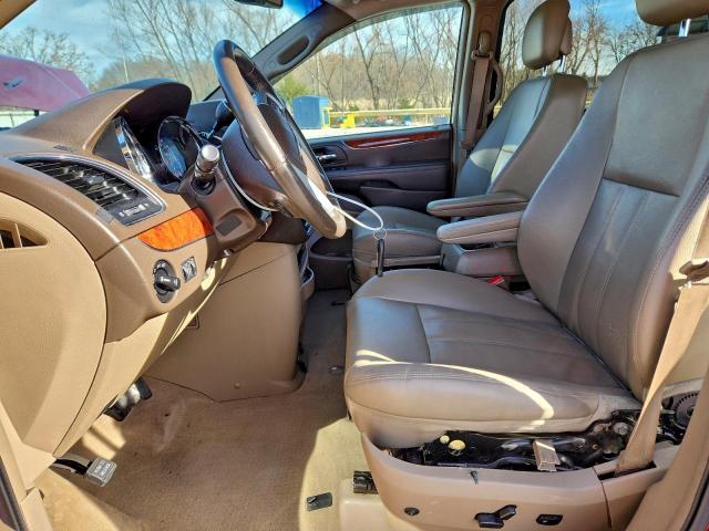 Chrysler Minivan Touring Image 3