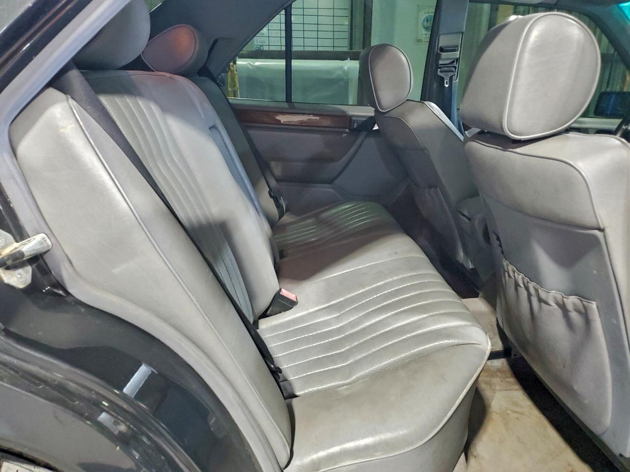 Mercedes-Benz E-Class 300d Image 8