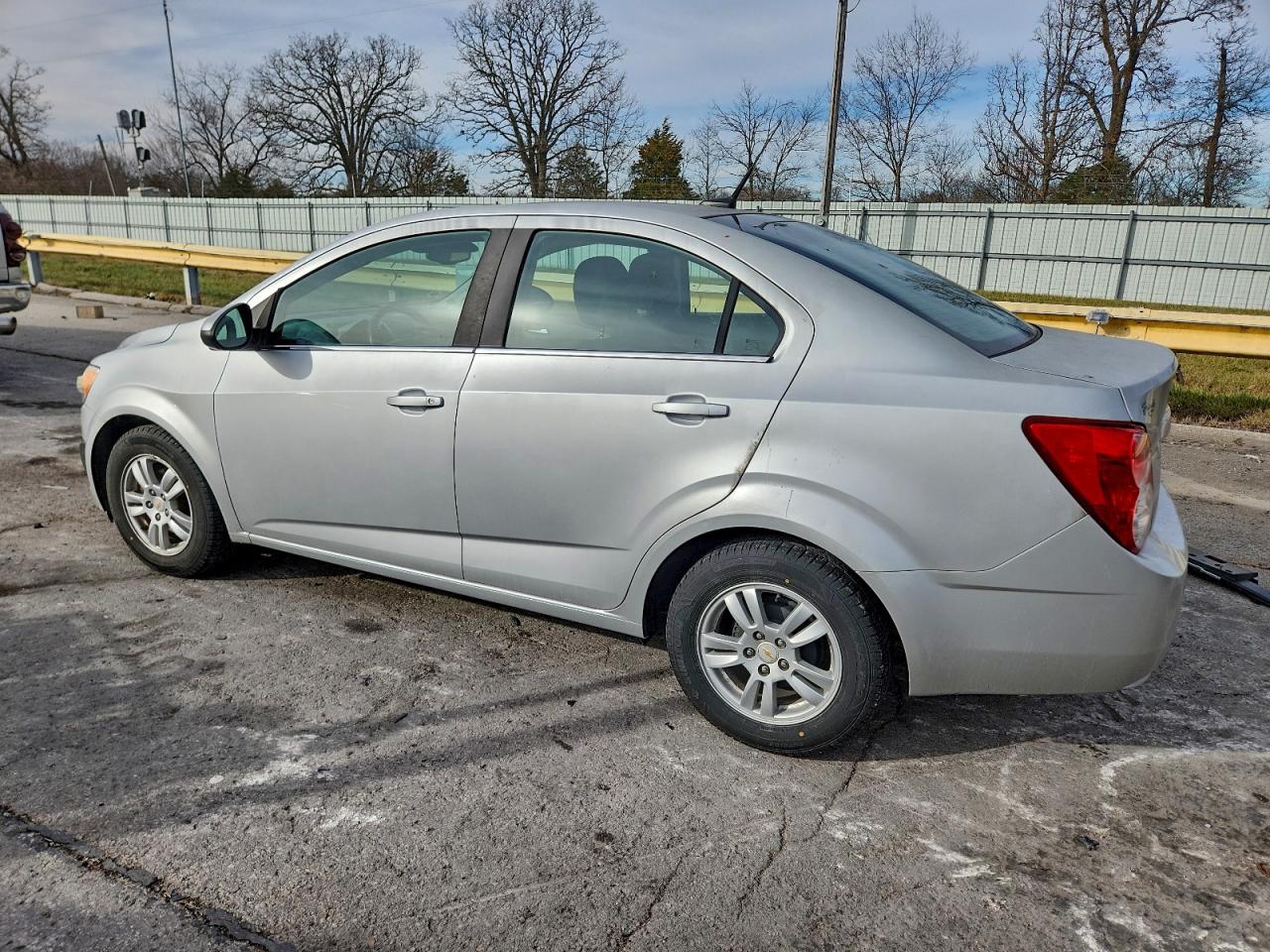 Chevrolet Sonic Lt Image 3