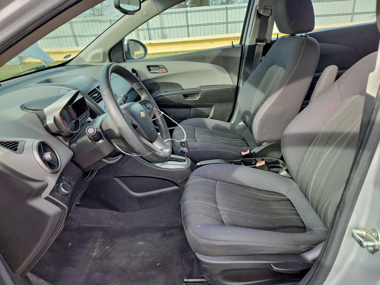 Chevrolet Sonic Lt Image 5