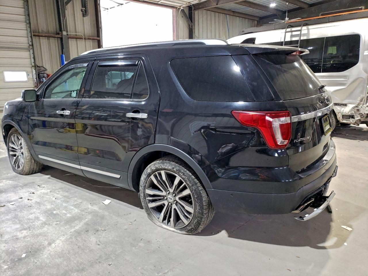 Ford Explorer Platinum Image 8