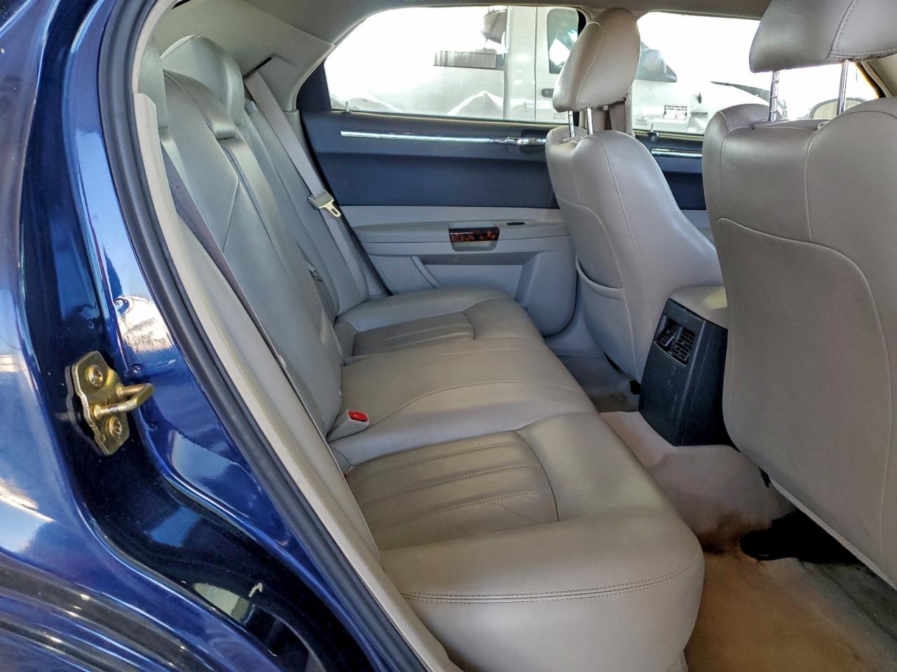 Chrysler 300 Image 8