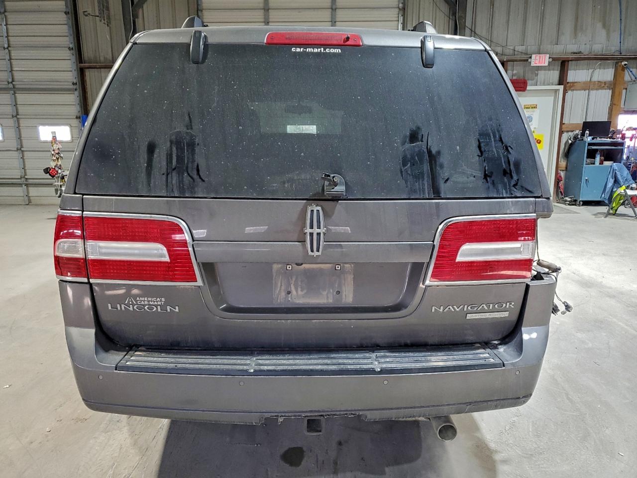 Lincoln Navigator Image 8