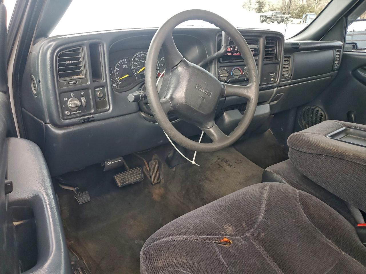 GMC Sierra C1500 Image 11